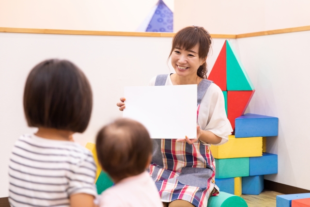 紙芝居を読む様子